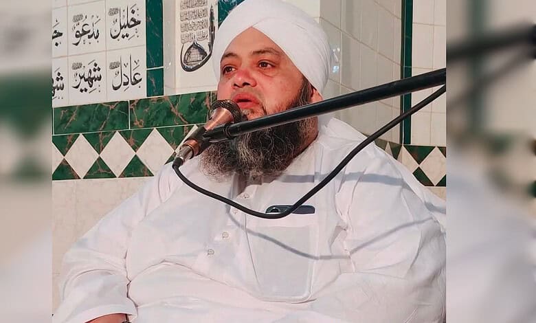 Islamic scholar Abdul Hannan Siddiqui speaking at a mosque with green and white tiles.