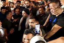 Salman Khan gets mobbed in Mumbai