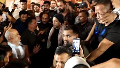 Salman Khan gets mobbed in Mumbai