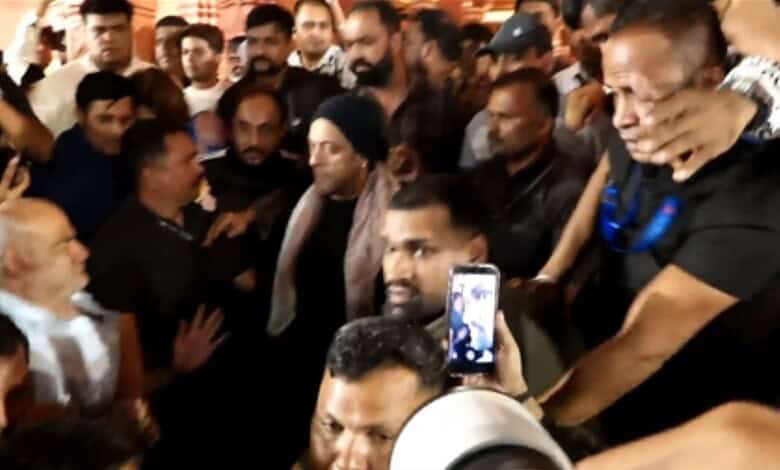 Salman Khan gets mobbed in Mumbai