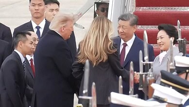 Chinese President Xi Jinping greeted by US officials upon arrival at the airport.
