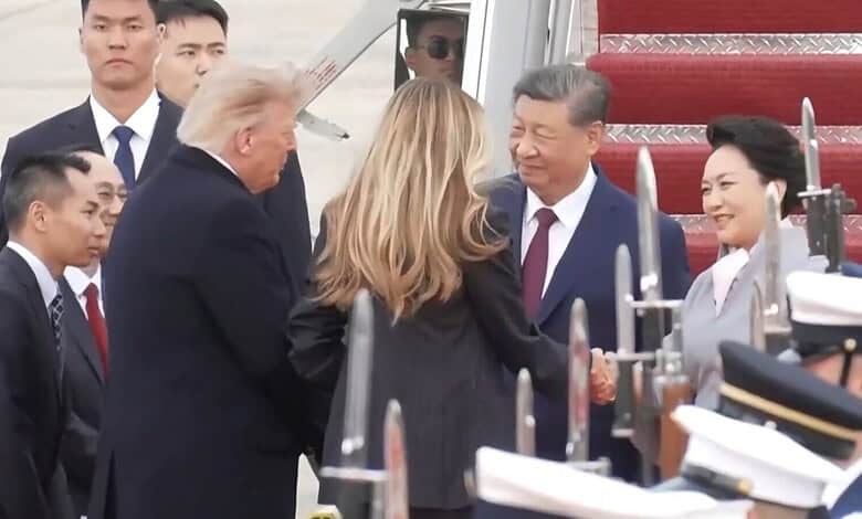 Chinese President Xi Jinping greeted by US officials upon arrival at the airport.