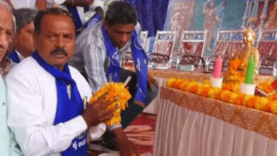 Mysuru Palace rituals begin during Mahisha Dasara at Town Hall with priests and devotees present.