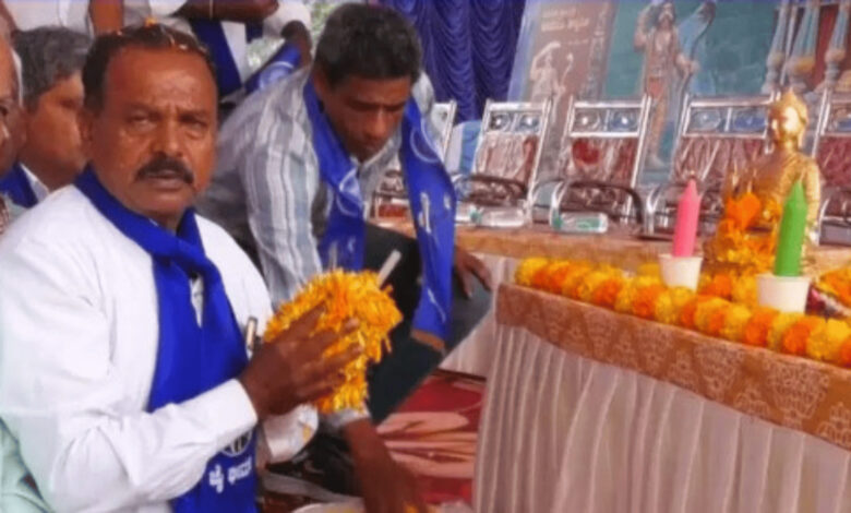 Mysuru Palace rituals begin during Mahisha Dasara at Town Hall with priests and devotees present.