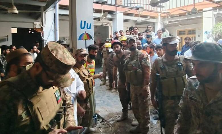 Pakistani rescue workers and civilians at the site of school roof collapse, many injured and waiting for救.