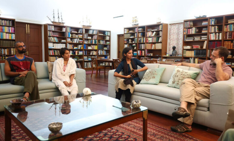 Rahul Gandhi meets students injured by police