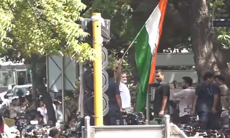 Rahul Gandhi climbs barricade after INDIA bloc march to EC stopped