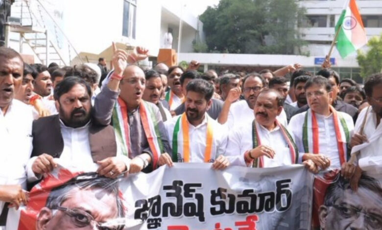 Telangana Congress leaders protest in Delhi