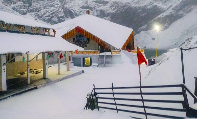 Higher reaches of Kashmir witness fresh overnight snowfall