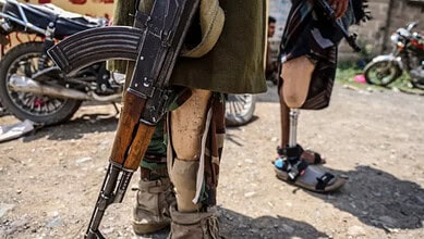 Yemeni government soldiers gather at the Jabal Han front, west of the city of Taiz, on October 3, 2026