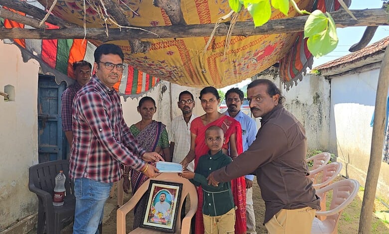 Family receives Rs 60,000 aid from Telangana association in Sharjah.
