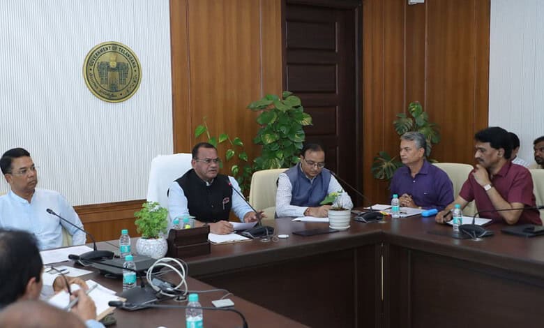 Roads and Buildings Minister Komatireddy Venkat Reddy conducting a meeting
